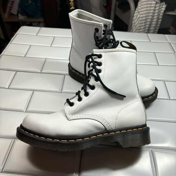 Dr/Doc Martens 1460 SMOOTH LEATHER LACE UP BOOTS US 7 White - Picture 10 of 14